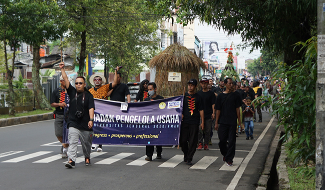 BPU Tampil Kocak dalam Karnaval dan Jalan Sehat Dies Natalis Unsoed ke-59