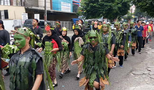 Kontingen BPU Ramaikan Karnaval dan Jalan Sehat Dies Natalis Ke-61 UNSOED