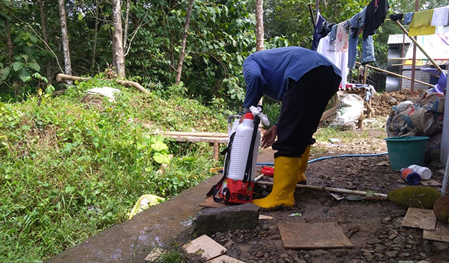 Belasan Staff BPU Lakukan Pemupukan Massal Tanaman Kopi di Gunung Tugel