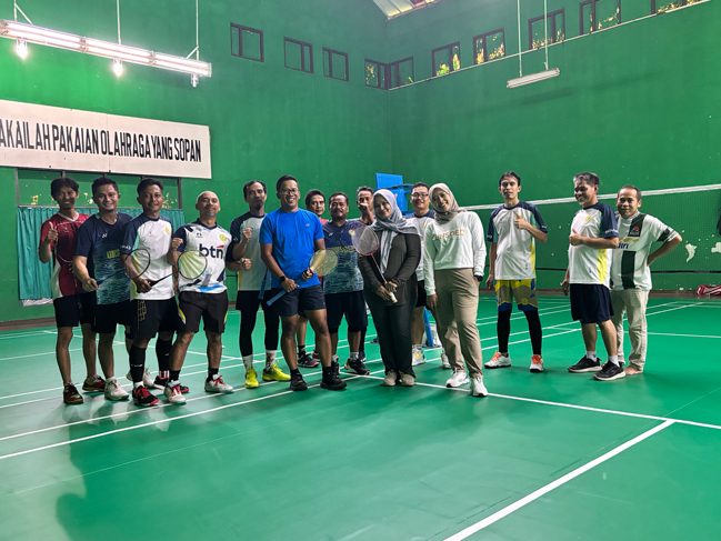 Serve Perdana Kepala BPU Tandai Re-Opening GOR Badminton Unsoed