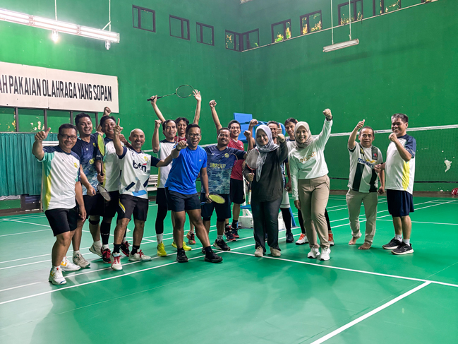 Serve Perdana Kepala BPU Tandai Re-Opening GOR Badminton Unsoed