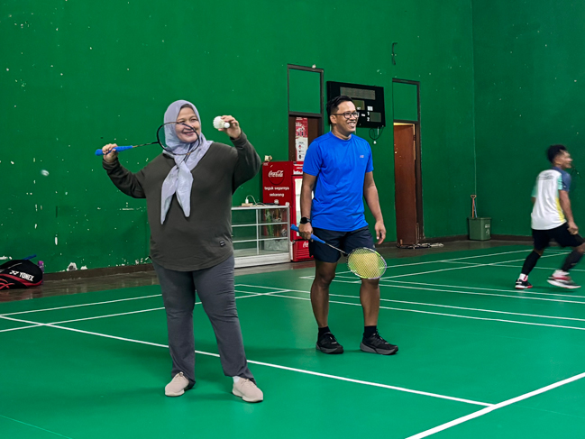 Serve Perdana Kepala BPU Tandai Re-Opening GOR Badminton Unsoed