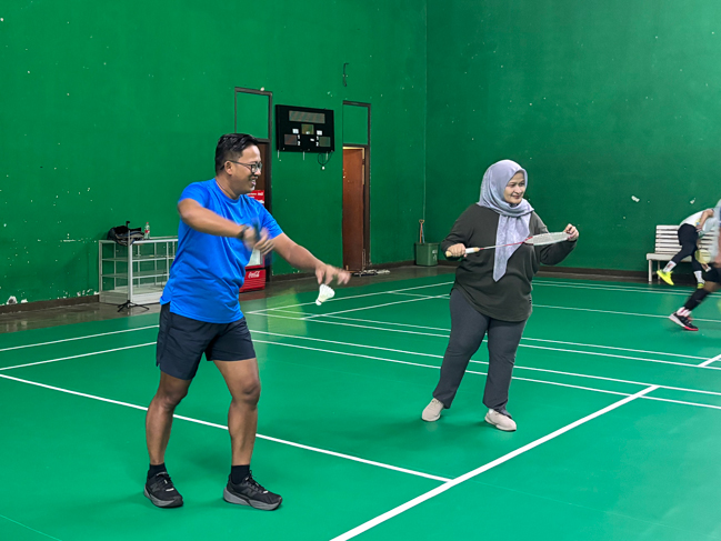 Serve Perdana Kepala BPU Tandai Re-Opening GOR Badminton Unsoed